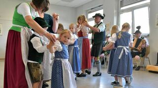 Auch die Mitglieder der neuen Kindergruppe üben fleißig für das Jubiläumsfest des Gebirgstrachtenvereins Alpenrose am kommenden Wochenende.