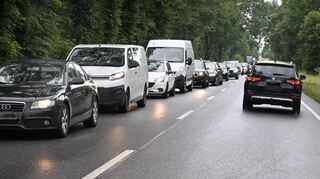 Der Verkehr staute sich nach dem Umfall am Montagmorgen.