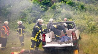 25 Feuerwehrkräfte mit sieben Fahrzeugen waren am Samstagvormittag bei der „großen Lage“ im Einsatz, bei der unter anderem ein Verkehrsunfall mit einem Pick-up simuliert wurde.