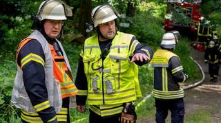 Einsatzleiter Stefan Diefenbach (re.) und Einsatzabschnittsleiter Luca Wenz (li.) im Gespräch; bei der Feuerwehrübung wurde eine Löschwasserleitung durch die Altstadt bis zum Steinbruch gelegt.