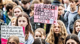 Schülerinnen und Schüler protestieren in Mülheim für bessere Bildung.