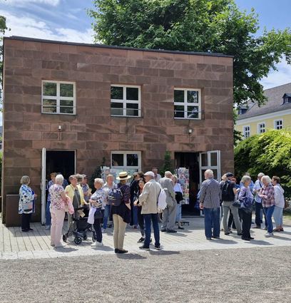 Die Gruppe aus Zwingenberg informierte sich im Besucherzentrum des Doms über das Bauwerk und die Grablege von Rudolf I. von Habsburg.