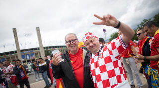 Internationale Freundschaft: Ein spanischer und ein kroatischer Fan (rechts) posieren zusammen vor dem Berliner Olympiastadion.
