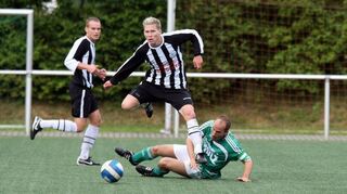 Attila Laskai (i.d.M.) auf dem Fußballplatz während seiner Zeit als Spieler für den FC 07 Bensheim im Jahr 2017.