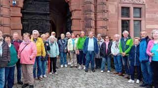 Der Freundeskreis Bensheim-Hostinné hatte zu einem Ausflug nach Aschaffenburg eingeladen, an dem 33 Mitglieder und Gäste teilnahmen. Hier die Gruppe vor Schloss Johannisburg.