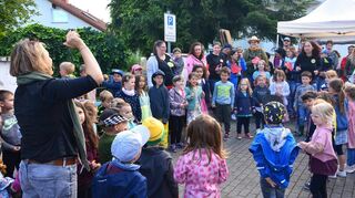 Mit zwei Liedern begrüßten die Reichenbacher Kindergartenkinder ihre Gäste zum Sommerfest.