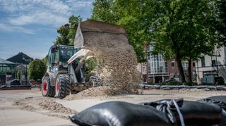 Das Beachvolleyballfeld auf dem Beauner Platz ist inzwischen mit Sand befüllt.