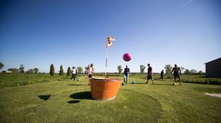 Der Fußballgolf-Parcours ist gespickt mit Hindernissen, die mit möglichst wenigen Schüssen erreicht werden müssen.