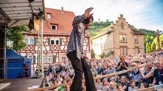 Ab dem 10. Juli gibt es in Heppenheim zum 31. Mal das Internationale Straßentheaterfestival Gassensensationen. Das Foto aus dem Jahr 2019 zeigt das Stück Winnetou der „Theaterfirma Erfurt“.