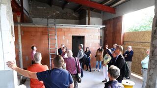Derzeit werden im Feuerwehrgerätehaus die Elektro- und Sanitärarbeiten durchgeführt. Der Ortsbeirat und der Bauausschuss des Stadtparlaments verschafften sich bei einem Ortstermin einen Überblick über den Fortgang der Baumaßnahme.