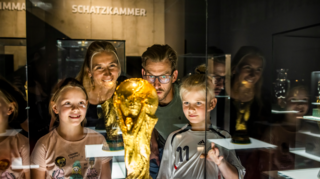Zeugen von harten Zweikämpfen in der Schatzkammer: Originalpokale und weitere Erinnerungsstücke.