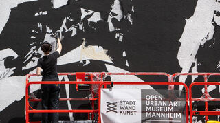 Georgia Hill bei der Arbeit an ihrem Mural in der Mannheimer Innenstadt.