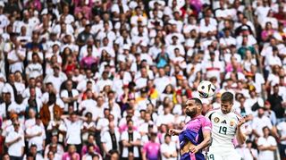 Deutschlands Jonathan Tah (l) und Ungarns Barnabas Varga im Kopfballduell.