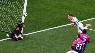 Ein starker Rückhalt: Manuel Neuer pariert einen Kopfball von Ungarns Roland Sallai.