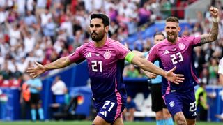 Die Vorentscheidung: DFB-Kapitän Ilkay Gündogan (l) lässt nach seinem Tor zum 2:0 feiern.