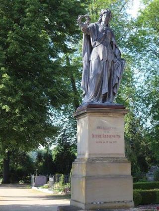 Die „trauernde Germania“ wurde 1872 auf dem Friedhof errichtet.