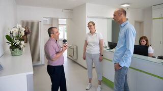 Awfa Shami (li.) und Klaudia Regnery (Mitte) wurden von Bürgermeister Holger Habich (re.) in den modernisierten Praxisräumen in der Darmstädter Straße 32 offiziell in Zwingenberg begrüßt.