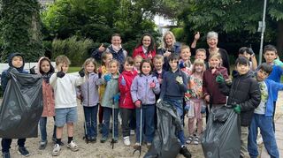 Die Klasse 2a der Schlossbergschule war mit Greifzangen und Handschuhen beim Müllsammeln im Kronepark aktiv.