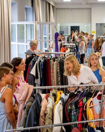 Kleidung für Frauen gibt’s beim „Ladies Flohmarkt“.