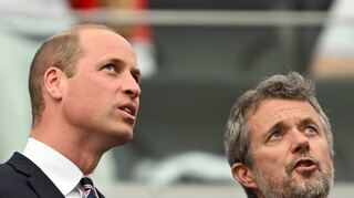 William, Prinz von Wales (l.) und Dänemarks König Frederik trafen sich auf der Tribüne der Frankfurter EM-Arena.