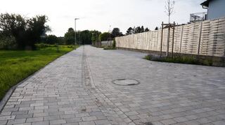 Für die Erschließung der neuen Straße „Am Klosterhof“ (unser Bild) sollen auch die Eigentümer der benachbarten, bereits erschlossenen Grundstücke zur Kasse gebeten werden.