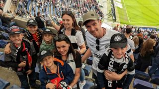 Steffi Mächler (vorn Mitte) lebt in der Schweiz, sie ist Mitglied im Eintracht-Fanclub Fürth. Das Bild zeigt sie mit ihrer Patchwork-Familie bei einem Besuch im Stadion in Frankfurt.