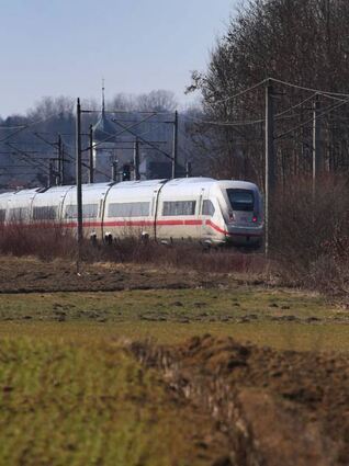 ARCHIV - 26.02.2019, Bayern, Diedorf: Ein ICE fährt auf der bisherigen Bahnstrecke Augsburg-Ulm. Die ICE-Strecke Augsburg-Ulm ist im Bundesverkehrswegeplan 2030 als neues vorhaben in der Kategorie "Vordringlicher Bedarf" aufgenommen worden. (zu dpa: «DB stellt Strecke für neue ICE-Trasse Augsburg-Ulm vor») Foto: Karl-Josef Hildenbrand/dpa +++ dpa-Bildfunk +++