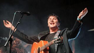 Haut in die Saiten und bringt das Publikum zum Mitsingen: der Schweizer Liedermacher Faber auf seiner „Addio“-Sommer-Tour in Mannheim.