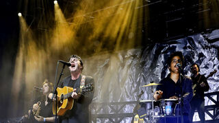 Das Bühnenbild von Faber zeigt beim Mannheimer Zeltfestival zerknüllte Papierfetzen.