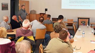 Jürgen Reiter präsentierte die Idee für einen Nahverkehrshalt Lorsch-Einhausen. Einige Zuhörer äußerten daraufhin die Sorge, ein solches Vorhaben könnte für weiteren Bevölkerungszuwachs und Siedlungsdruck sorgen, andere begrüßten das Projekt.