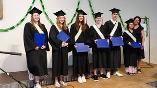 Die Absolventinnen und Absolventen der Senfkornschule in Bensheim.
