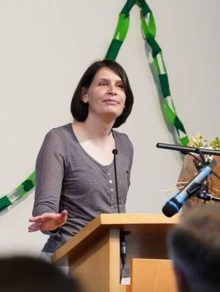 Schulleiterin Barbara Müller bei der Zeugnisübergabe.