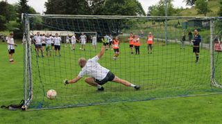 An insgesamt vier aufgestellten Toren traten die Teilnehmer vom Neun-Meter-Punkt gegen den Keeper der gegnerischen Mannschaft an.