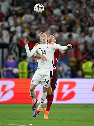 Für den BA-EM-Experten Bernhard Trares war die Einwechslung von Maximilian Beier (vorn, im Zweikampf mit Fabian Schär) ein belebendes Element im DFB-Team.
