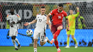 Granit Xhaka (rechts) geht mit seinem Schweizer Team voller Selbstvertrauen in die K.o.-Runde der EM.