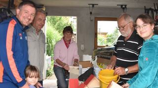 Die Jugendleiter Werner Glanzner und Sebastian Schumacher stellten mit den Kindern Bienenhotels her.