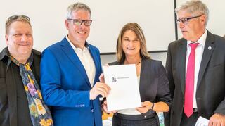 Nach der Wahl zur Ersten Kreisbeigeordneten wurde Angelika Beckenbach von Landrat Christian Engelhardt (2.v.l.) und Kreistagsvorsitzendem Joachim Kunkel (r.) ins Amt eingeführt. Der hauptamtliche Kreisbeigeordnete Matthias Schimpf (l.) gratulierte seiner neuen Kollegin, die im September ihren Dienst antreten wird.