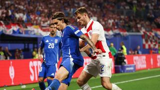 Intensiver Zweikampf: Der Italiener Riccardo Calafiori (l.) und der Kroate Josip Stanisic kämpfen um den Ball.