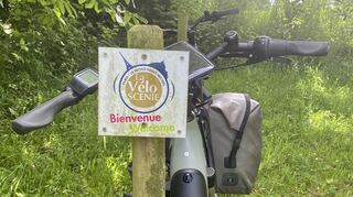 Ein Fahrrad-Parkplatz entlang des Fahrradwegs La Véloscénie, der Paris mit dem Mont Saint-Michel verbindet.