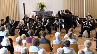 Das Akkordeon-Orchester Blau-Weiß Bensheim hatte zum Konzert ins Schwanheimer Dorfgemeinschaftshaus eingeladen und präsentierte Arrangements aus der Popmusik, aber auch Tango, Polka, Klezmer und Folklore.
