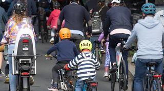 Der „Bici-Bus“ soll Radfahrer, insbesondere Kinder, im Straßenverkehr besser sichtbar machen.
