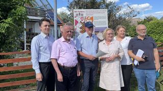 Die Bürgerinitiative Lebensqualität Langwaden (BILL) hat 160 Unterschriften gegen die geplante Schnellbahntrasse Frankfurt-Mannheim an Erste Stadträtin Nicole Rauber-Jung (3. v. re.) übergeben.