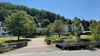 Vor dem Seniorenzentrum am Fürstenlager in Auerbach wird zum Schutz der Fußgänger bald Tempo 30 gelten, da dort keine Gehwege vorhanden sind. Dies wurde in der Sitzung des Ortsbeirats Auerbach bekannt gegeben.