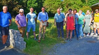 Am Bolzplatz legten die Teilnehmer des Rundganges mit Maximilian Klöss (Vierter von links) einen Stopp ein.