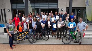 Vor dem Bürgerhaus wurden die jetzt die erfolgreichen Teilnehmerinnen und Teilnehmer an der Aktion Stadtradeln ausgezeichnet. Im Aktionszeitraum haben 40 Teams aus Bensheim 201.441 Kilometer zurückgelegt.