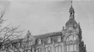 Mit charakteristischem Eckturm: Das Warenhaus Schmoller in P 1 im Zeitraum 1906/07.