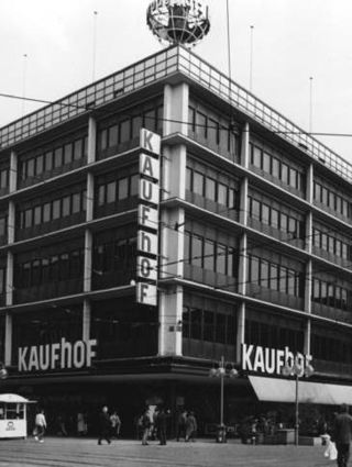 Der Kaufhof mit Weltkugel auf dem Dach 1985.