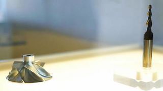 In einer Vitrine sind Werkstücke aus der Fertigung der „Kopp Schleiftechnik GmbH“ ausgestellt.