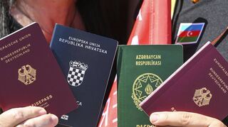 Menschen zeigen ihre beiden Pässe, den deutschen und den kroatischen und aserbaidschanischen. Das Gesetz zur Modernisierung des Staatsangehörigkeitsrechts ist am 27. Juni in Kraft getreten. Behörden im Südwesten befürchten einen Antragsstau.