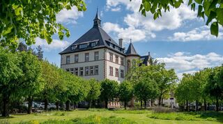 Die finanzielle Lage der Stadt Bensheim hat sich erheblich verschlechtert, statt einem prognostizierte Fehlbedarf von 12,5 Millionen wird ein Bedarf von 42,7 Millionen Euro erwartet. Der Magistrat hat eine Haushaltssperre erlassen.